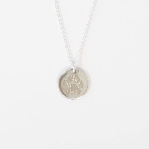 Paw print jewellery. The engraved print necklace in silver.